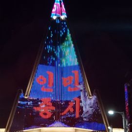 El Hotel Ryugyong es adornado por maravillosos juegos de luces durante la noche