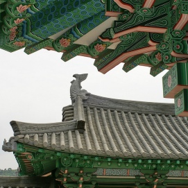 Clásico tejado de un templo budista.