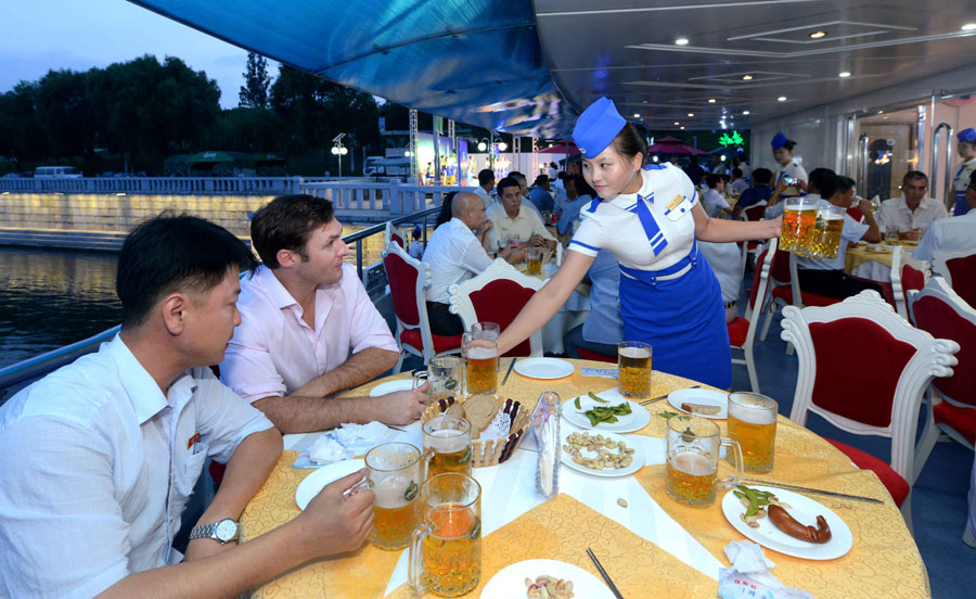 Logros del Socialismo en Corea del Norte At-the-Taedonggang-Beer-Fest