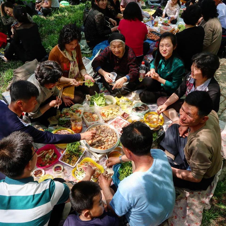 Logros del Socialismo en Corea del Norte Picnic-familiar-en-la-provincia-de-Kangwon