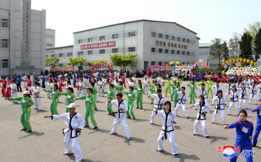 Logros del Socialismo en Corea del Norte Corea-del-norte-celebra-el-dc3ada-del-trabajador-3