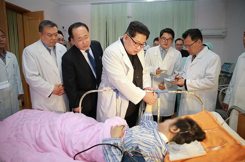 Logros del Socialismo en Corea del Norte Kim-jong-un-visita-vc3adctimas-de-accidente-de-tren-en-el-hospital-y-aboga-por-su-pronta-recuperacic3b3n