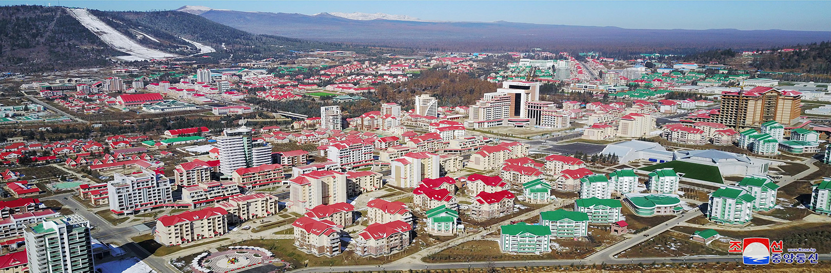Logros del Socialismo en Corea del Norte Kim-jong-un-recorre-la-construccic3b3n-del-distrito-de-samjiyon